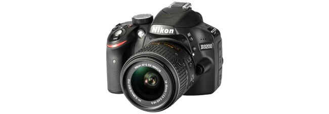 Nikon D3200 + 18-55 mm Objektiv aus der Saturn-Werbung (TV, Prospekt) für 299 € als Reisekamera-Schnäppchen!